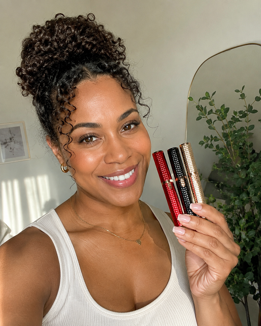 Kundin nutzt den 3-in-1 Precision Electric Beauty Trimmer für präzise Gesichtspflege