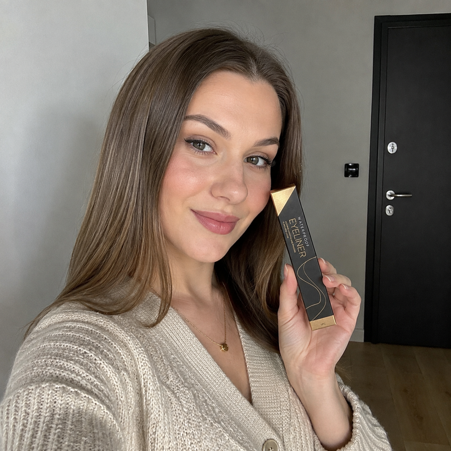 Kundin mit definiertem Liner-Look mit dem Deutschen Beauty Wasserfesten Eyeliner