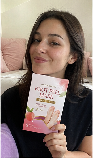 Kundin hält Foot Peel Mask Box und lächelt
