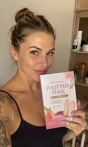 Kundin mit Foot Peel Mask Box, sichtbares Ergebnis