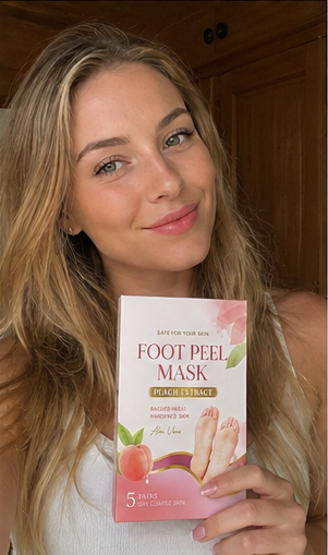 Kundin zeigt Foot Peel Mask Box zuhause